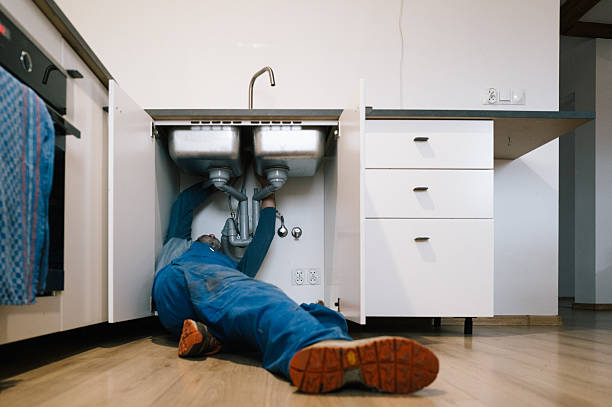 Professional Emergency Plumber technician working in Hull, GA